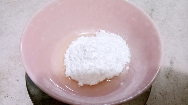 万圣节糖霜饼干,糖霜:把蛋清放入干净的小碗里,倒入糖粉用刮刀翻拌。