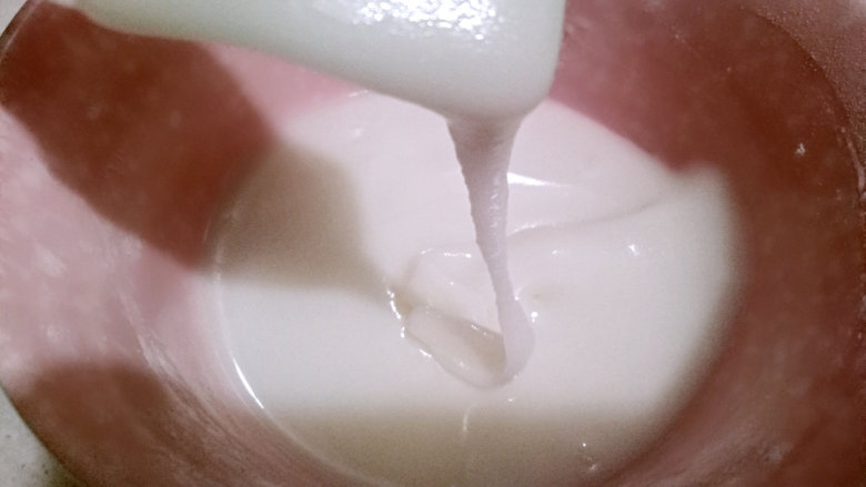 万圣节糖霜饼干,<a style='color:red;display:inline-block;' href='/shicai/ 919'>柠檬汁</a>酌情添加,加的时候要一点一点加,不能太稀,如图这种程度就可以了。然后把糖霜分成几份,分别加上食用色素调成自已需要的颜色装入裱花袋备用。