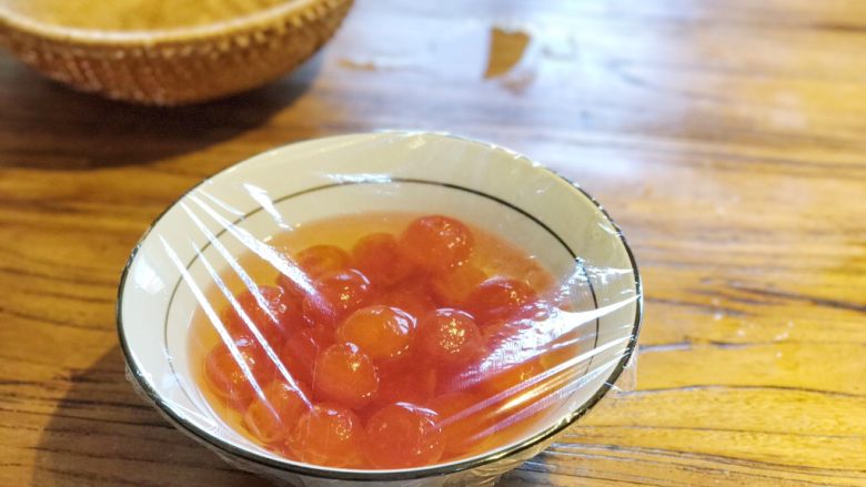 中式点心—酥掉渣的蛋黄酥,将咸蛋黄置于碗中后,加入<a style='color:red;display:inline-block;' href='/shicai/ 140122'>玉米油</a>并使其没过蛋黄,浸泡过的咸蛋黄再烘烤的时候,表面就不会那么的干了。放置一旁,浸泡至少一小时的时间。