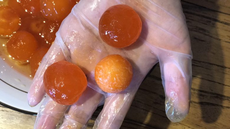 中式点心—酥掉渣的蛋黄酥,为什么选用腌制的鸭蛋而不是直接买咸蛋黄呢?通过上图对比可以看出,从个头上来讲,自己抠的咸蛋黄比购买的(中间较小的)要大了很多,另外口感上也会更沙,还可以防止买到假蛋黄。