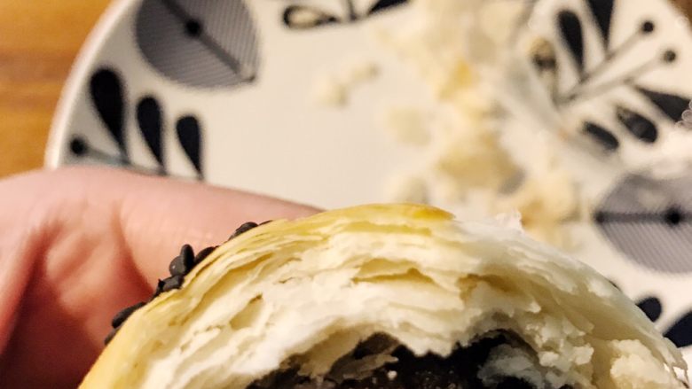 中式点心—酥掉渣的蛋黄酥,酥的层次还是蛮多的~