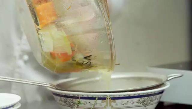 意大利南瓜饺子,在汤中加入少许盐和黑胡椒,将汤过滤出来,以备煮饺子使用。