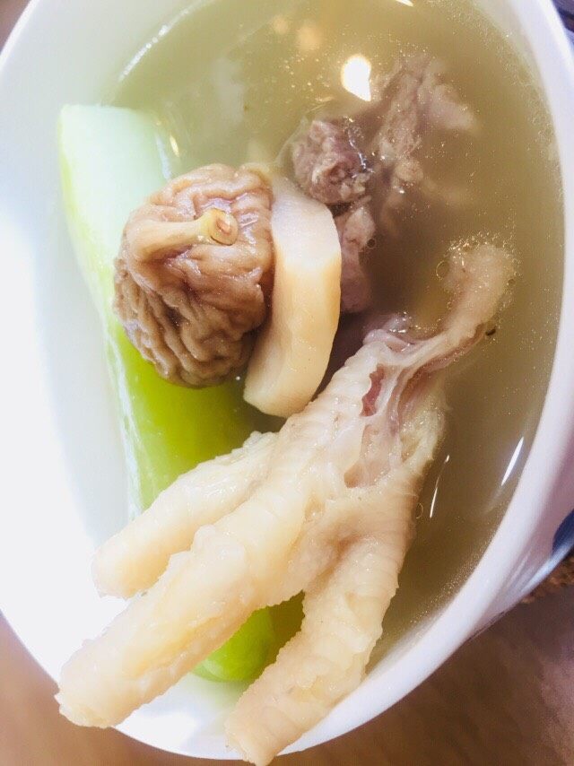 🍲佛手瓜响螺煲无花果汤,下一点盐调味.