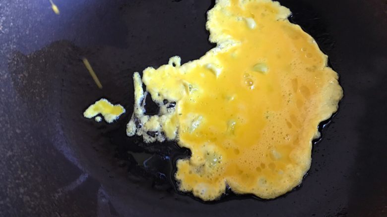 培根炒饭,锅中放入适量油,倒入鸡蛋液