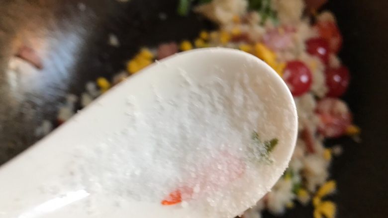 培根炒饭,起锅前放入少许盐,培根本身是咸的,可以尝尝味道适量添加