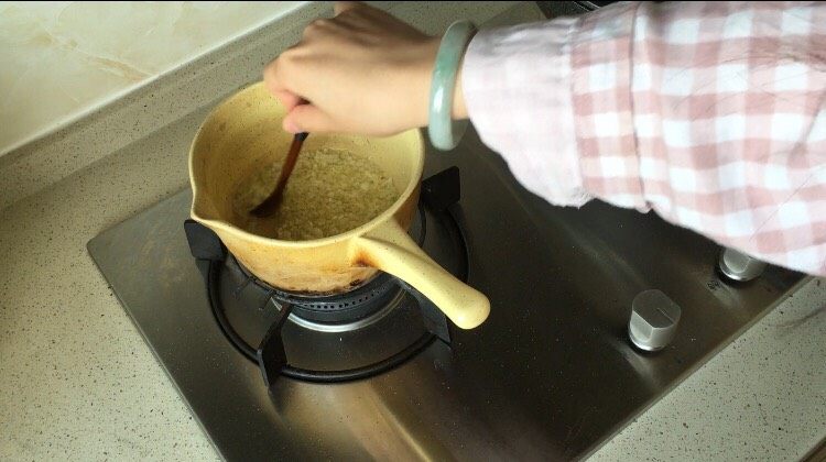 自制辣椒酱,将蒜末和姜末煸香后加入辣椒(连水一起倒入)