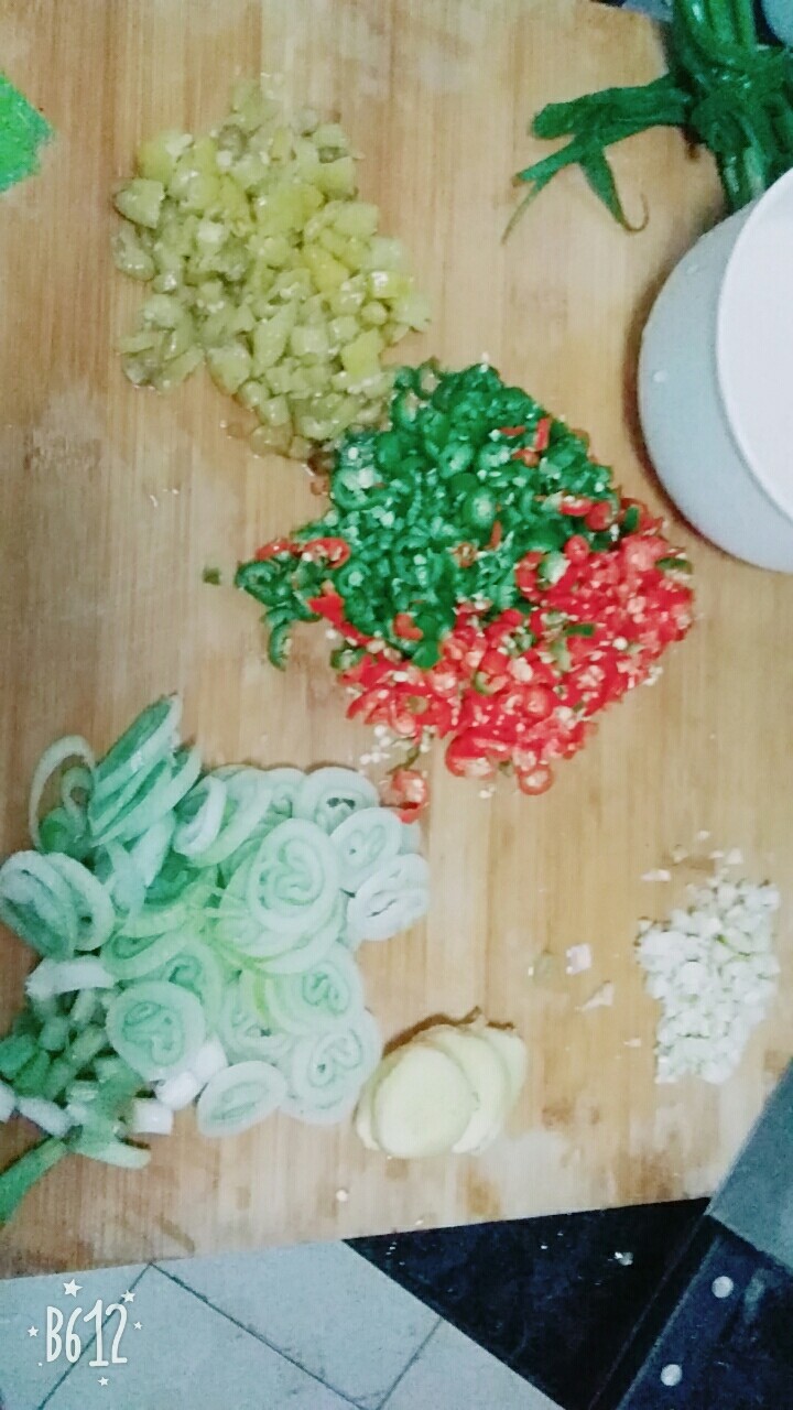 泡椒焖鱼,将各种材料切好备用,如上图
