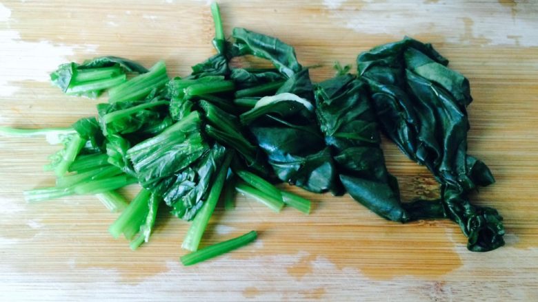 阳光下的暗送秋波—鸡蛋菠菜饼,捞出,切段,备用。