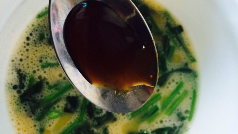 阳光下的暗送秋波—鸡蛋菠菜饼,菠菜加入蛋液里,加<a style='color:red;display:inline-block;' href='/shicai/ 721'>蚝油</a>,搅拌均匀。