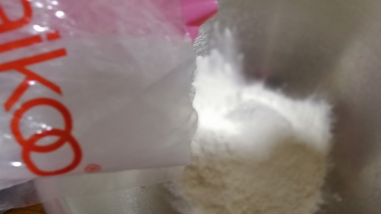 中式点心+老婆饼,现在来做水油皮部分。在盆里倒入中粉110g,糖粉15g,