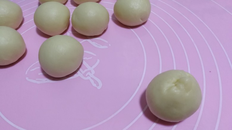 中式点心+老婆饼,包好后,收口面向下放置。
