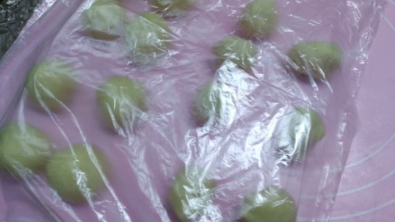 中式点心+老婆饼,省好的面团各分成10份,揉好成球盖上保鲜袋膜。一定这样做。省10分钟。