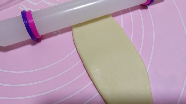 中式点心+老婆饼,十分钟后,取包好的面团,用擀面杖擀成长条状。我用的是带有紫色固圈的擀面杖,这样赶出来的厚度非常均匀。