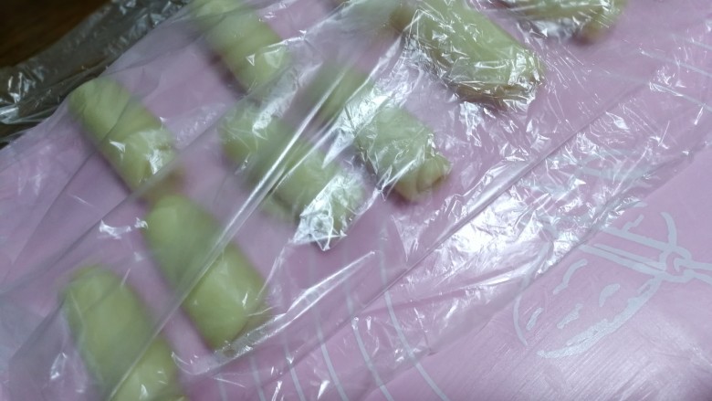 中式点心+老婆饼,全部擀好后,盖上保鲜袋,在醒发10分钟.