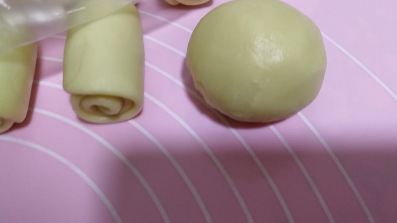 中式点心+老婆饼,包好,(用虎口收口的方法包)收口处向下放置。