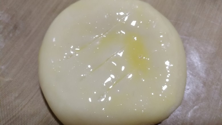 中式点心+老婆饼,现在表面上刷上蛋液,用刀割三道小口。不用割太深刻,割到馅料部分就可以。