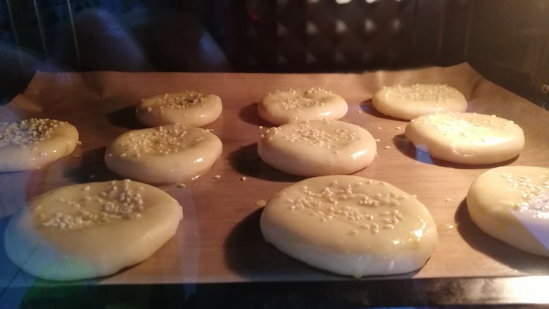 中式点心+老婆饼,预热后放入中层,上火180°下火170°烤18分钟。