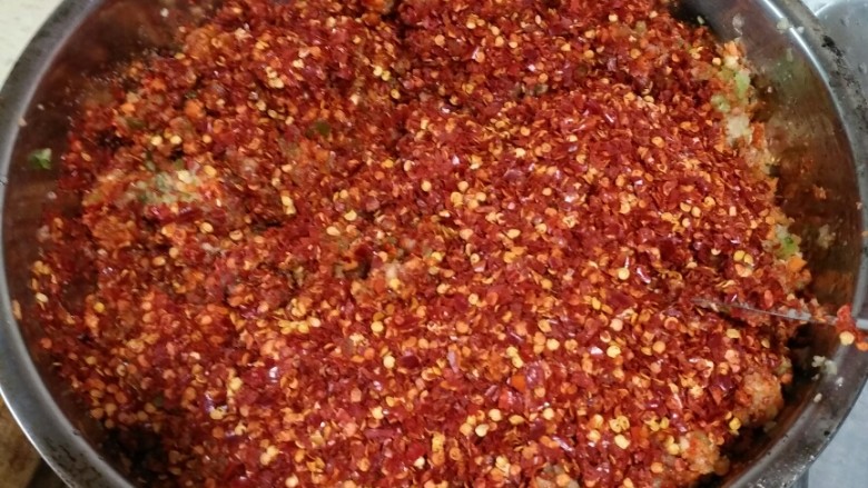 纯素自己腌制辣白菜,拌腌料,把<a style='color:red;display:inline-block;' href='/shicai/ 594'>梨</a>,<a style='color:red;display:inline-block;' href='/shicai/ 591'>苹果</a>,<a style='color:red;display:inline-block;' href='/shicai/ 37'>姜</a>,<a style='color:red;display:inline-block;' href='/shicai/ 25'>胡萝卜</a>,萝卜,<a style='color:red;display:inline-block;' href='/shicai/ 10089'>青辣椒</a>,全部打碎,加入细辣椒面和粗辣椒面,为了丰富口感,加入<a style='color:red;display:inline-block;' href='/shicai/ 10089'>青辣椒</a>,粗和细辣椒面,辣的程度不也不一样,加入细盐和<a style='color:red;display:inline-block;' href='/shicai/ 831'>粗盐</a>,入味程度不同,所以两用盐,全过程不能有油,不能手上摸过化妆品,要不腌出来菜不好吃,都放入后,边拌边放面粉,为了增加附着性,因为手上有东西,所以后来照片都没有,