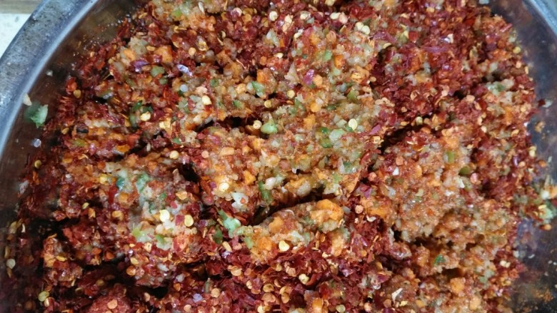 纯素自己腌制辣白菜,拌一半是这样,后面是把腌好的白菜每个棒子都抹匀,然后放入泡菜坛子,然后上边封保鲜膜,盖好盖子,等待,有人说三天,我五天后发布,看看成功了没