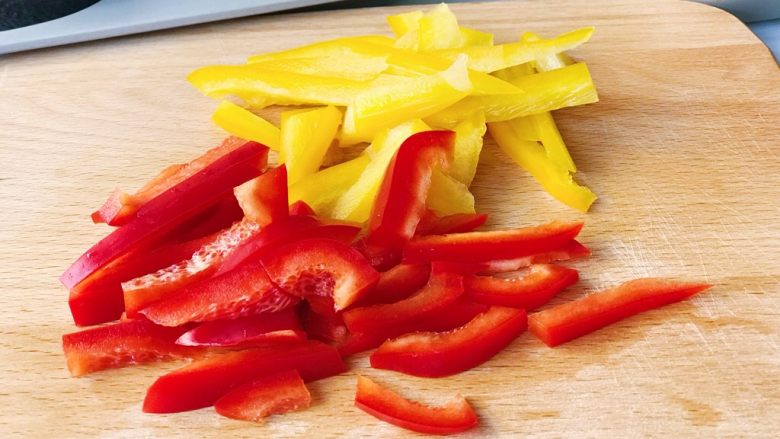 缤纷面条披萨,食材处理:甜椒切成小粒