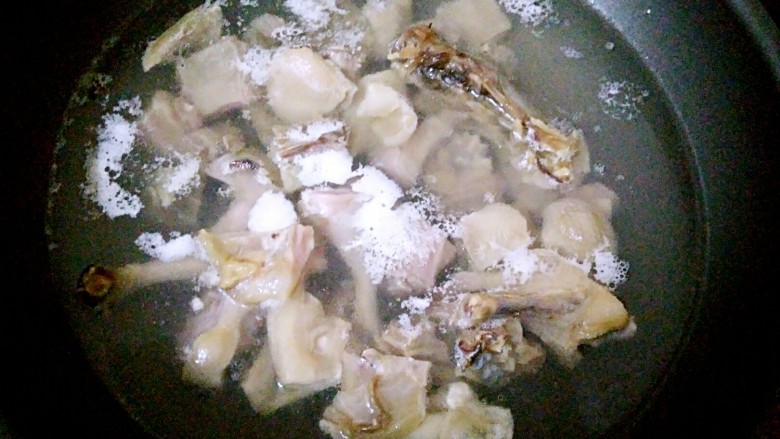 腊鸭炖萝卜,锅里烧开水,放入腊鸭焯水