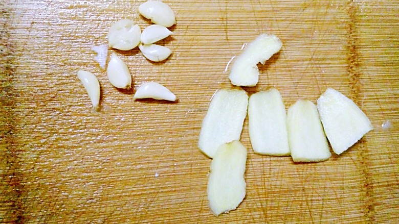 腊鸭炖萝卜,姜去皮,洗净,切好