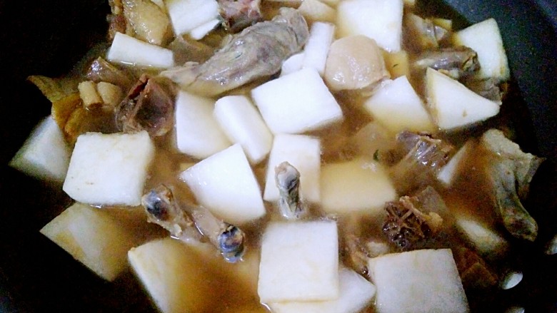 腊鸭炖萝卜,放入没过食材的水量,大火烧开转中火炖煮