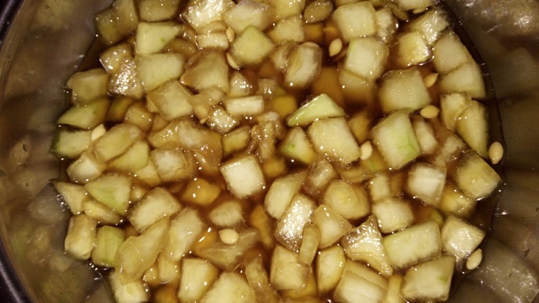 冬瓜茶,加入<a style='color:red;display:inline-block;' href='/shicai/ 882'>红糖</a>,拌匀,静置15~20分钟