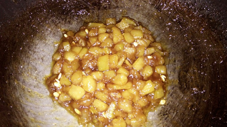 冬瓜茶,然后小火慢慢煮,边煮边用勺子搅拌,以免糊锅,煮到糖水越来越浓稠,冬瓜变成咖啡色透明状关火