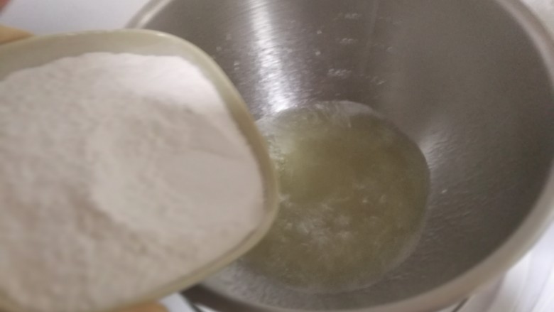 中式点心+老婆饼,把装好材料的盆放在电磁炉上。先大火烧开,然后改小火。快速的倒入<a style='color:red;display:inline-block;' href='/shicai/ 520'>糯米粉</a>。