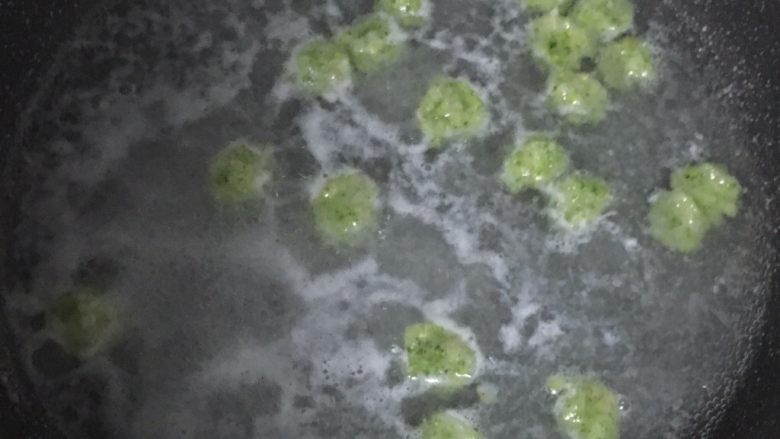翡翠虾球,虾球浮出水面,捞出即可。