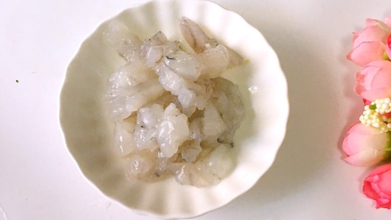 翡翠虾球,虾仁洗净,切成小块。
有的宝宝和妈妈觉得虾的腥气比较重,这里可以用柠檬腌制,或者用姜片腌制20分钟后再打成泥。