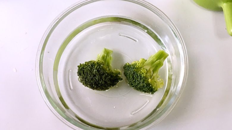 翡翠虾球,.西兰花用清水冲洗两遍,放在淡盐水中浸泡5分钟,再用清水冲洗一遍,可祛除农药