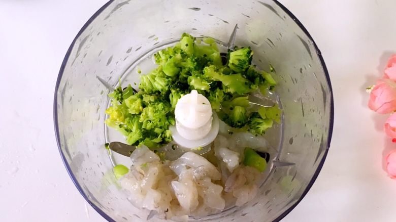 翡翠虾球,将切好的虾肉、西兰花放入料理机打成泥