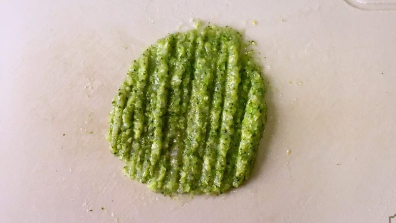 翡翠虾球,如果一次做的少,料理机无法工作起来,可以直接用刀剁碎。