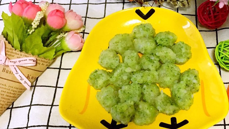 翡翠虾球,鲜嫩无比的翡翠虾球就做好了。特别适合小宝宝练习咀嚼。是否要开始练习咀嚼,不以出牙多少为标准,宝宝没出牙用牙龈也能咀嚼。