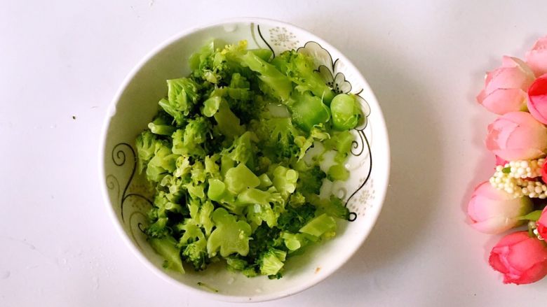 翡翠虾球,将焯好的西兰花块捞起来,切成小块