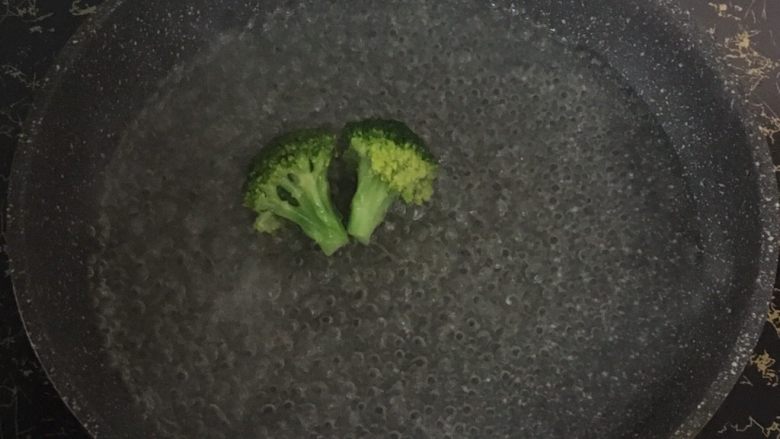 翡翠虾球,西兰花块放入烧开的沸水中,焯30秒左右,不要超过一分钟