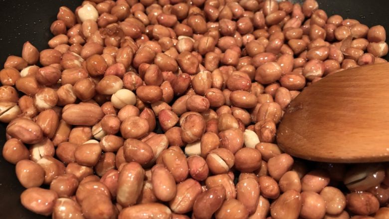 海苔花生米,起先可以慢慢翻炒