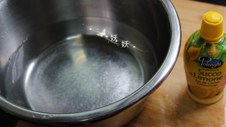 香脆苹果片,准备一盆清水,滴几滴浓缩的<a style='color:red;display:inline-block;' href='/shicai/ 919'>柠檬汁</a>下去,没有的话用新鲜的柠檬挤出汁更好,加一小勺盐,调匀。