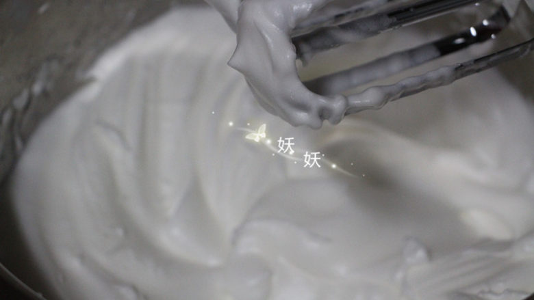 酸奶溶豆,然后低速打发至干性发泡,提起打蛋器会出现直立的尖角。