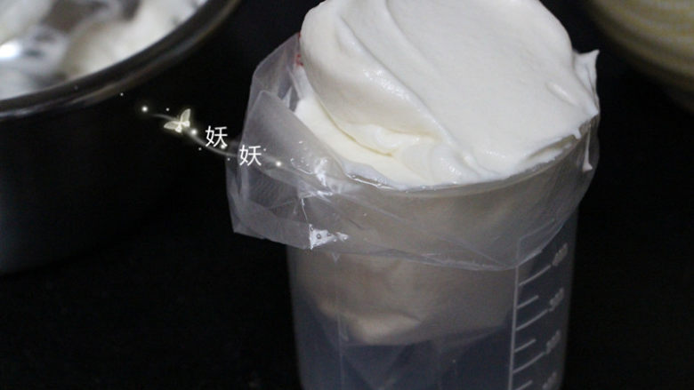 酸奶溶豆,裱花袋里装入喜欢的裱花嘴,将袋子套在一个杯子上,装入蛋白糊。