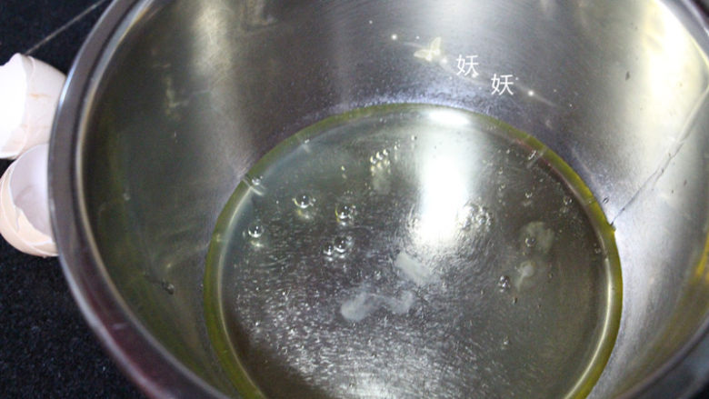 酸奶溶豆,鸡蛋分离出蛋清,打入盆中,盆子内一定要无油无水,鸡蛋我用的是每个约70克的大鸡蛋,且至少提前冷藏两个小时,鸡蛋也要新鲜。