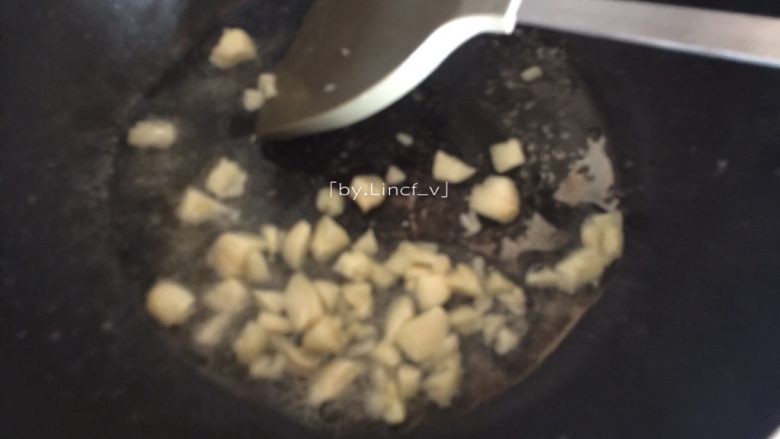 香辣螃蟹,接着将油倒出,留一点底油。放入大蒜爆香