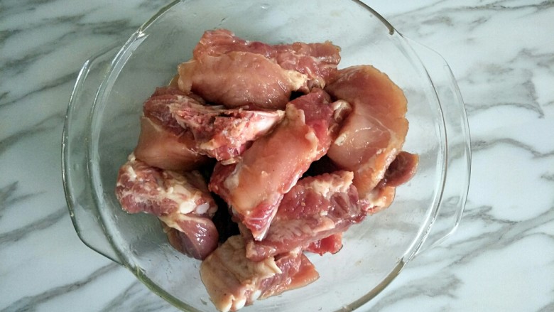 京都排骨,加入腌料抓匀,腌制半小时