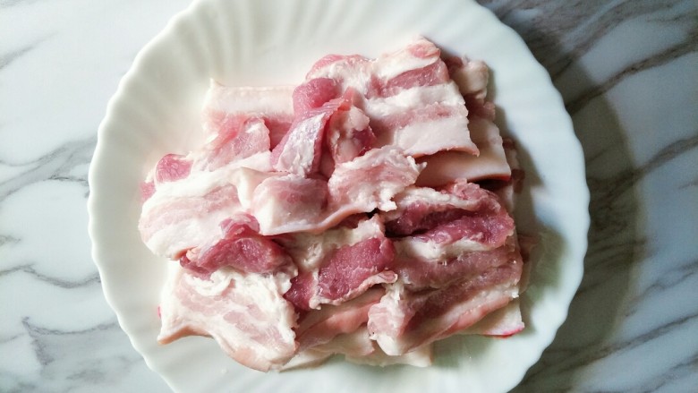 粉蒸五花肉,切成薄片