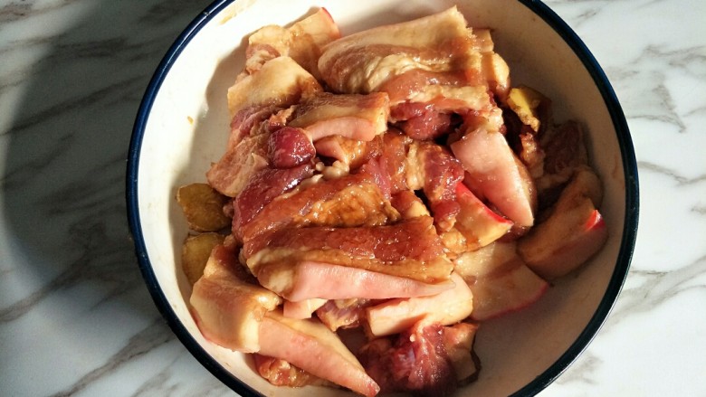 粉蒸五花肉,加入姜片、<a style='color:red;display:inline-block;' href='/shicai/ 788'>生抽</a>、<a style='color:red;display:inline-block;' href='/shicai/ 762'>老抽</a>和<a style='color:red;display:inline-block;' href='/shicai/ 3729'>白糖</a>腌制半个小时
