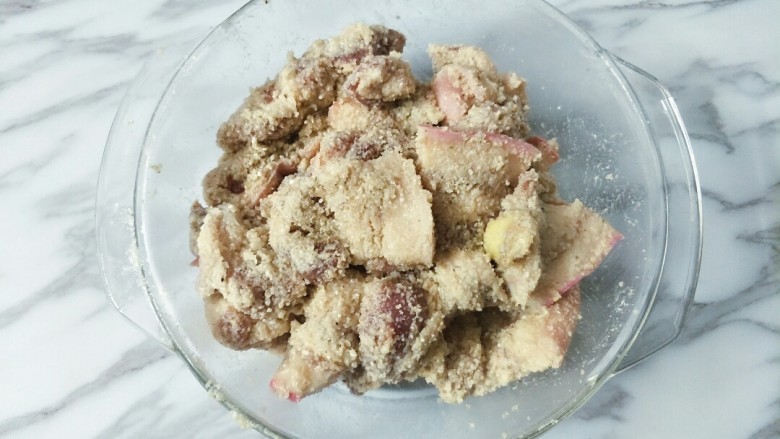 粉蒸五花肉,加入少量水抓匀