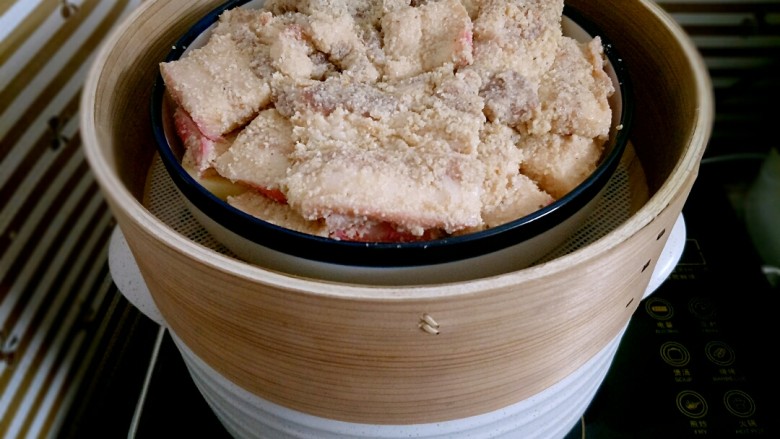 粉蒸五花肉,锅里水烧开，放入蒸笼