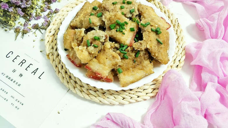 粉蒸五花肉,出锅撒适量葱花